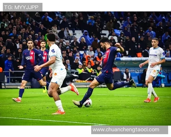 英超焦点战曼城与巴黎圣日耳曼0比0平局乌龙球瞬间引发全场热议
